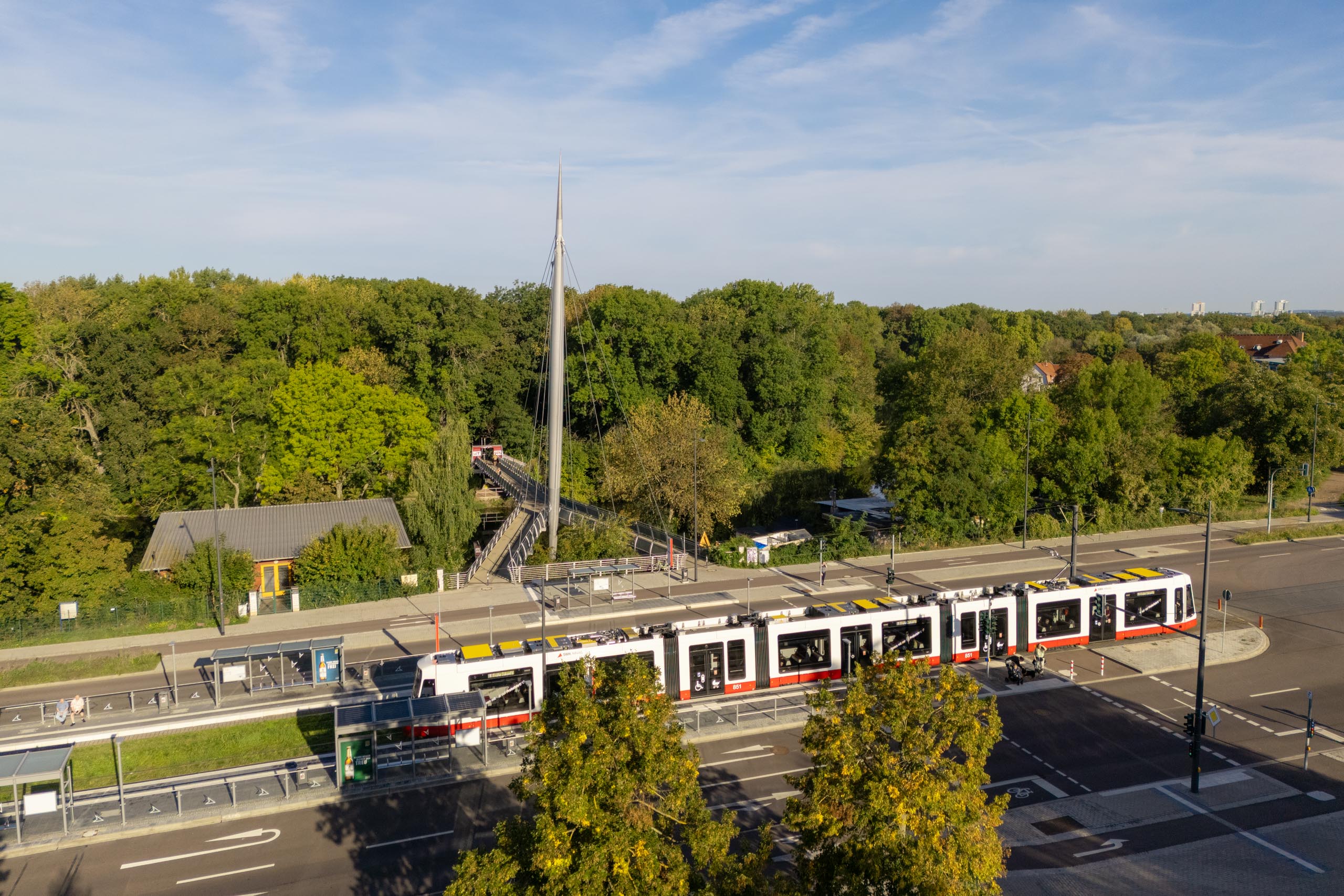 Rabeninsel mit Stra&szlig;enbahn-Haltestelle