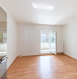 Wohnzimmer mit Balkon